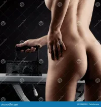 Mujer Desnuda Del Vintage Con Hierro Retro En Fondo Negro Imagen de archivo