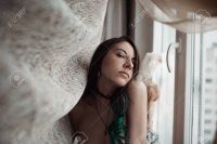 Retrato De Una Chica Desnuda Junto A La Ventana. Clido Tono Retro Vintage. Apariencia Informal. Una Mujer Con Pelo Verde. Desnudo Fotos retratos imgenes y fotografa de archivo libres de derecho. Image