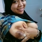 Tante jilbab pamer memek