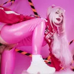 Mollige cosplayer tiener geneukt op roze hentai-thema manieren