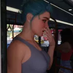 Kuste mijn prachtige Futa-vriendin Juliette voordat ze in het openbaar instapte in de bus