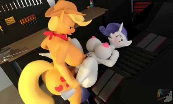 Applejack bucks Rarity’s apple